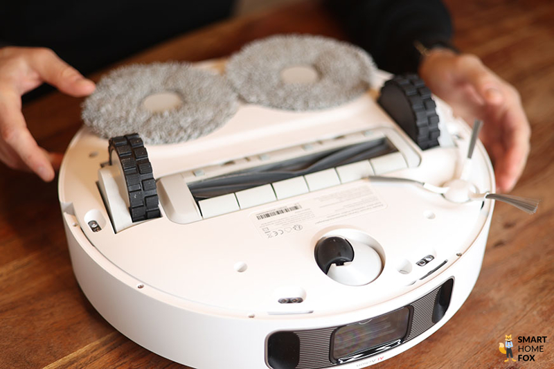 The underside of the Dreame L10s Ultra can be seen in the close-up view.